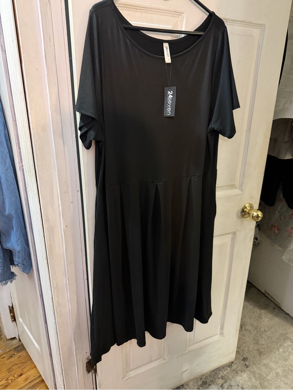 24/7 Comfort Apparel Black Short-Sleeve Pleated Midi Dress